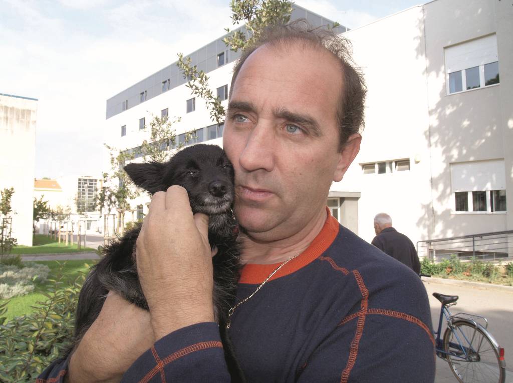 25.10.2006.,Zadar - Mladen i Brankica Grdovic (koja je dosla u posjet suprugu) ispred zadarske Opce bolnice.Zadarski pjevac na lijecenju je od alkohola. Photo: Filip Brala/24sata