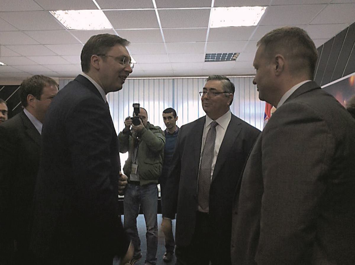 PREMIJER REPUBLIKE SRBIJE ALEKSANDAR VUČIĆ NA POTPISIVANJU UGOVORA S JOHNOM GOODISHEM, NEKADAŠNJIM IZVRŠNIM DIREKTOROM U.S. STEELA I PETEROM KAMARASOM, KOJI ĆE U IME NIZOZEMSKOG HPK ENGINEERINGA UPRAVLJATI ŽELJEZAROM U KOJU MORAJU ULOŽITI 20 MILIJUNA DOLARA FOTO: Aleksandar Koković