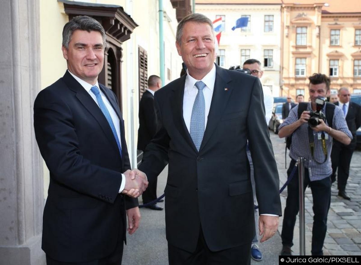 PRIJE ODLASKA NA PANTOVČAK I SUSRETA S KOLINDOM GRABAR-KITAROVIĆ RUMUNJSKI PREDSJEDNIK RAZGOVARAO JE I S PREMIJEROM ZORANOM MILANOVIĆEM FOTO: Jurica Galoic/PIXSELL
