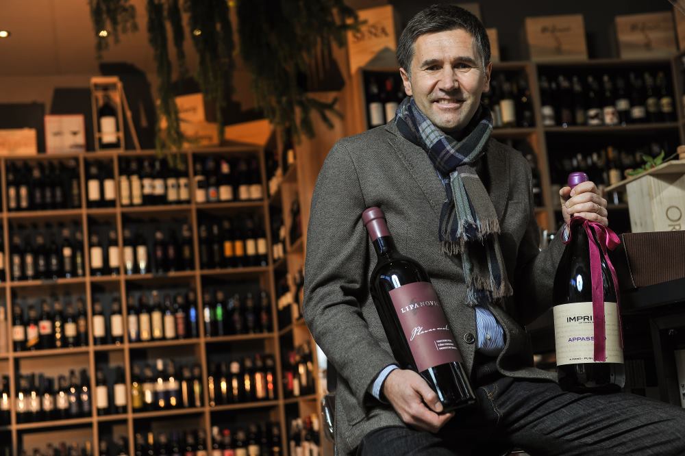 'NA RUKU NAM IDE SVJETSKI TREND KOJI SVE VIŠE NAGLAŠAVA AUTOHTONO I LOKALNO', KAŽE BORIS IVANČIĆ, VLASNIK DVIJU VINOTEKA VIVAT FINA VINA FOTO: Saša Zinaja