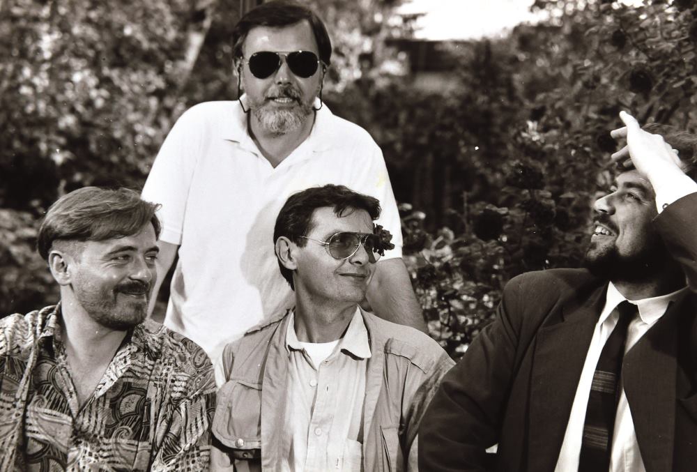 S LIJEVA NA DESNO: KOLEGE S HRT-a DRAŽEN PETRAČ, MARIO KIŠIĆ, DRAGAN ARUNOVIĆ I DRAŽEN SIRIŠČEVIĆ 1993. GODINE, NA POČECIMA EMITIRANJA 'OPERE BOX' FOTO: Privatna arhiva
