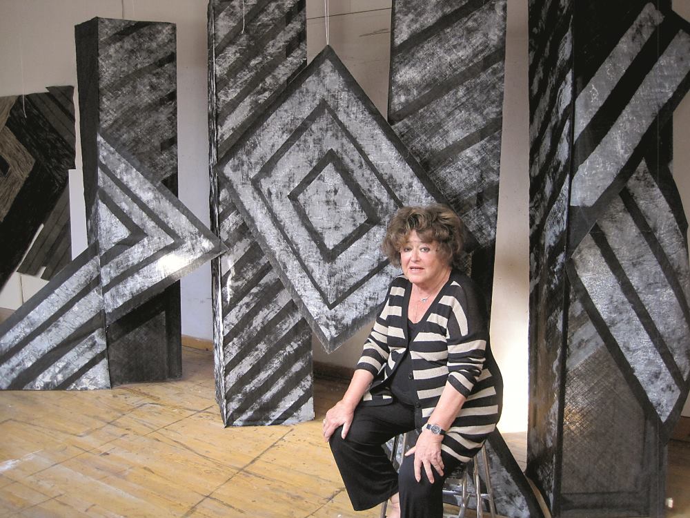 JAGODA BUIĆ U SVOM ATELJEU U PROVANSI, ISPRED SVOJIH KOLAŽA, 2015. GODINE FOTO: Privatni arhiv Jagode Buić