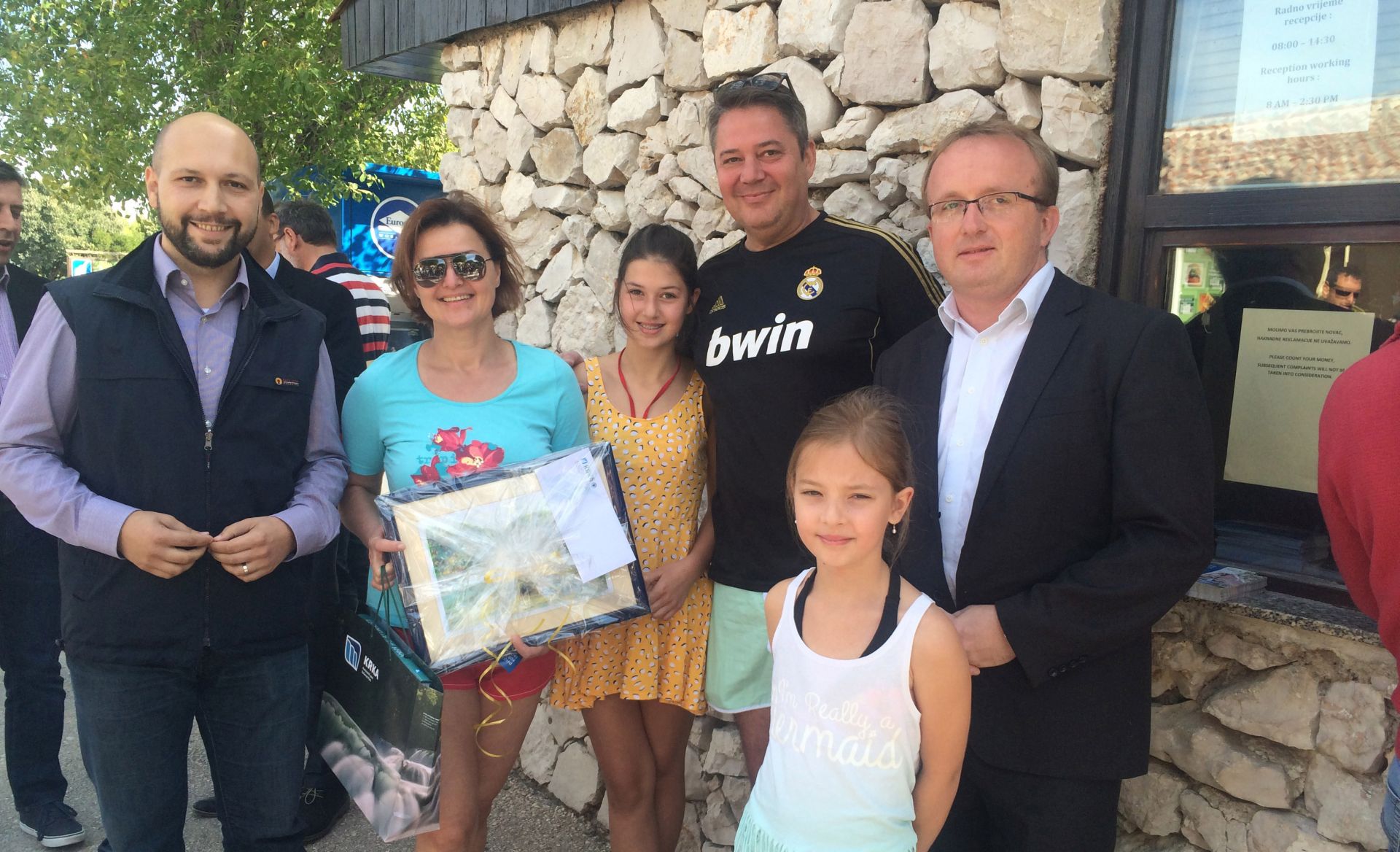 Obitelj Čović dočekali su ministar zaštite prirode i okoliša Mihael Zmajlović i ravnatelj Javne ustanove NP Krka Šakić te ih prigodno darovali, među ostalim i obiteljskom ulaznicom koja će vrijediti deset godina. foto HINA/ NP Krka