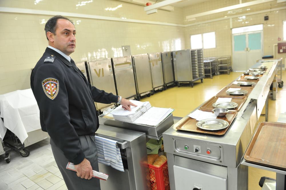 OSIM JELA S MENIJA U ZATVORSKOJ KUHINJI RADE SE I JELA PO NARUDŽBI, A NAJTRAŽENIJI SU PEČENI PICEKI I SVINJSKO PEČENJE. JELA SE POSLUŽUJU U ĆELIJAMA JER U REMETINCU NEMA KLASIČNE KANTINE KAO U KAZNIONICAMA FOTO: Saša Zinaja