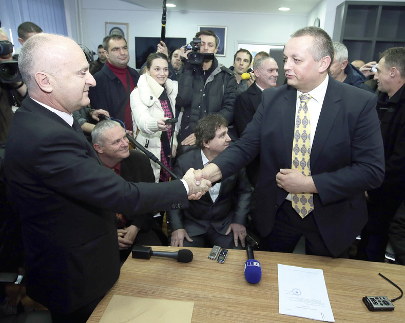Primopredaja u Ministarstvu branitelja između bivšeg ministra Freda Matića i novog ministra Mije Crnoje te uz blegoslov biskupa Vlade Košića. FOTO: Robert Anić/PIXSELL