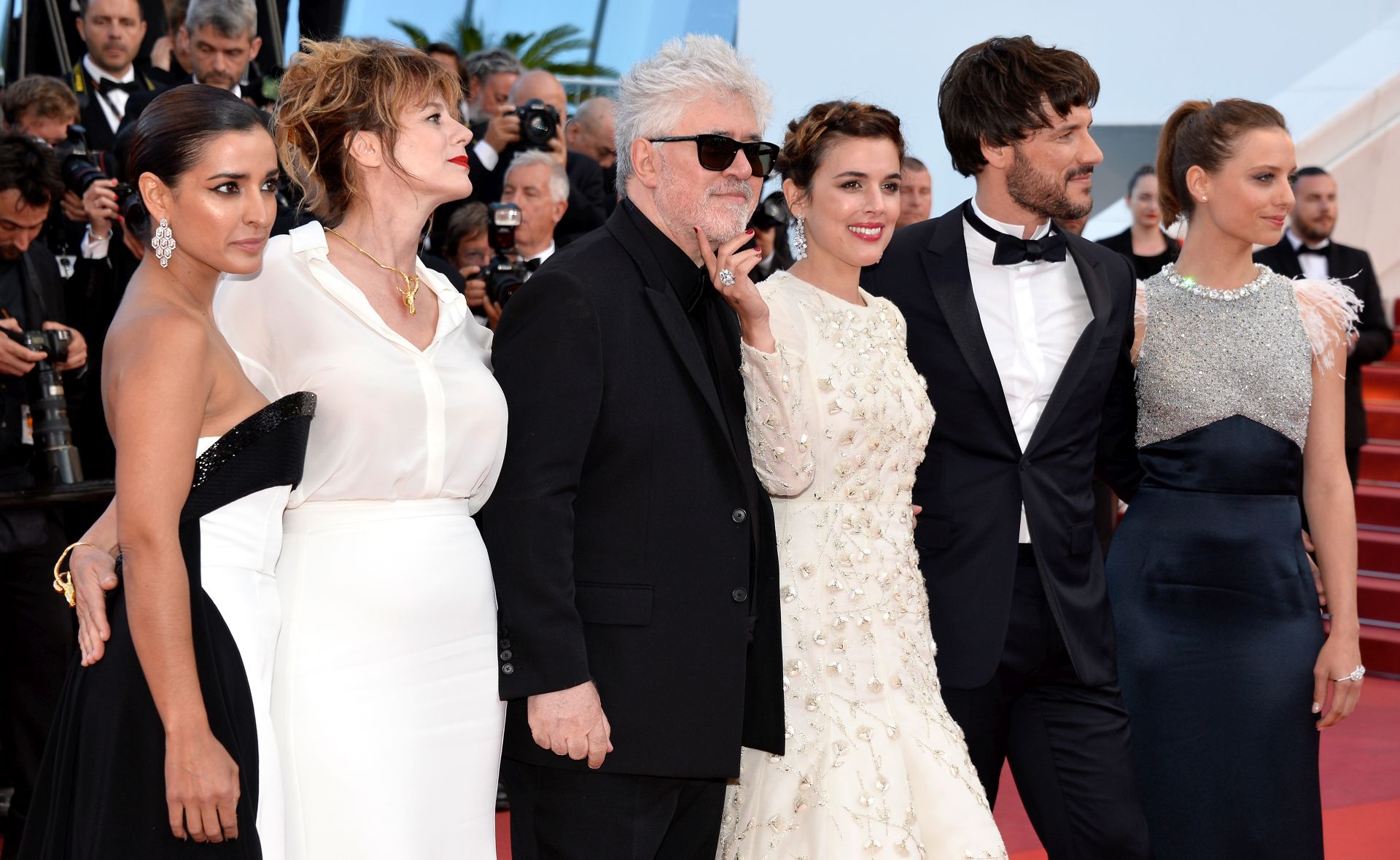 Inma Cuesta, Emma Suarez, Pedro Almodovar, Adriana Ugarte, Daniel Grao i Michelle Jenner (Photo by Pascal Le Segretain/Getty Images)
