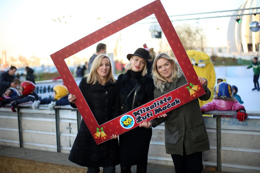 Sanja-Vladović-direktorica-marketinga-Arena-Centra-pjevačica-Ivana-Marić-i-voditeljica-klizališta-Žuti-mačak-Antonija-Kolarić