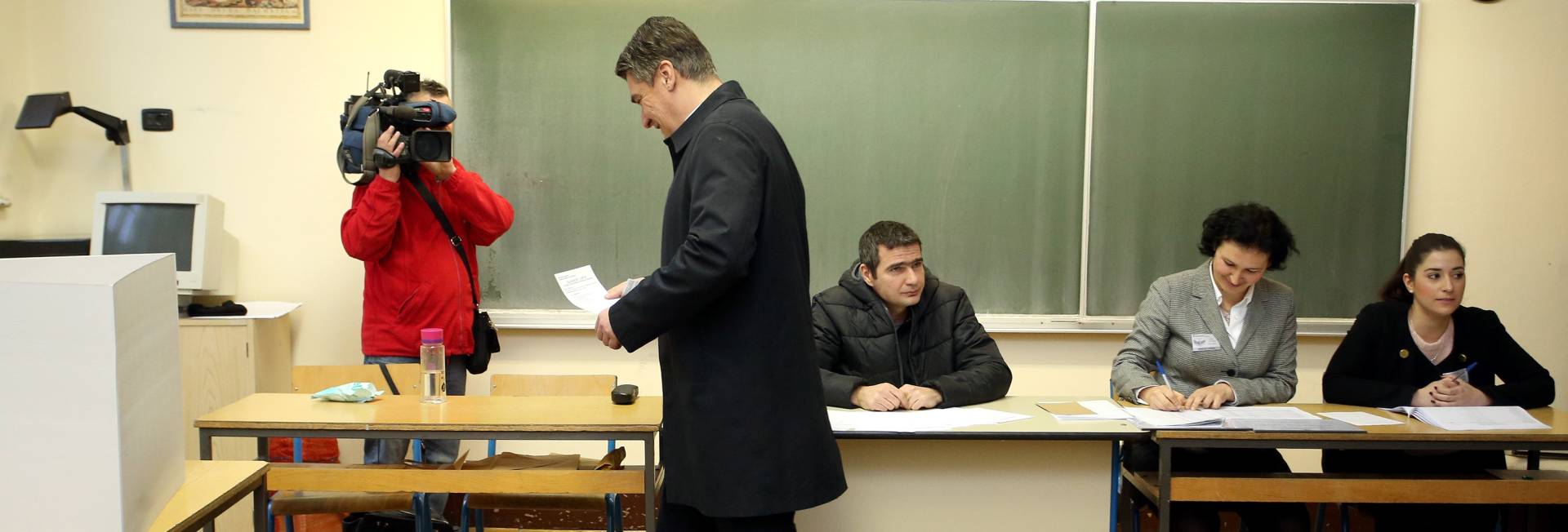 11.01.2015., OS Petar Zrinski, Krajiska 9, Zagreb - Predsjednik Vlade Republike Hrvatske Zoran Milanovic glasovao u drugom krugu predsjednickih izbora. 
Photo: Igor Kralj/PIXSELL