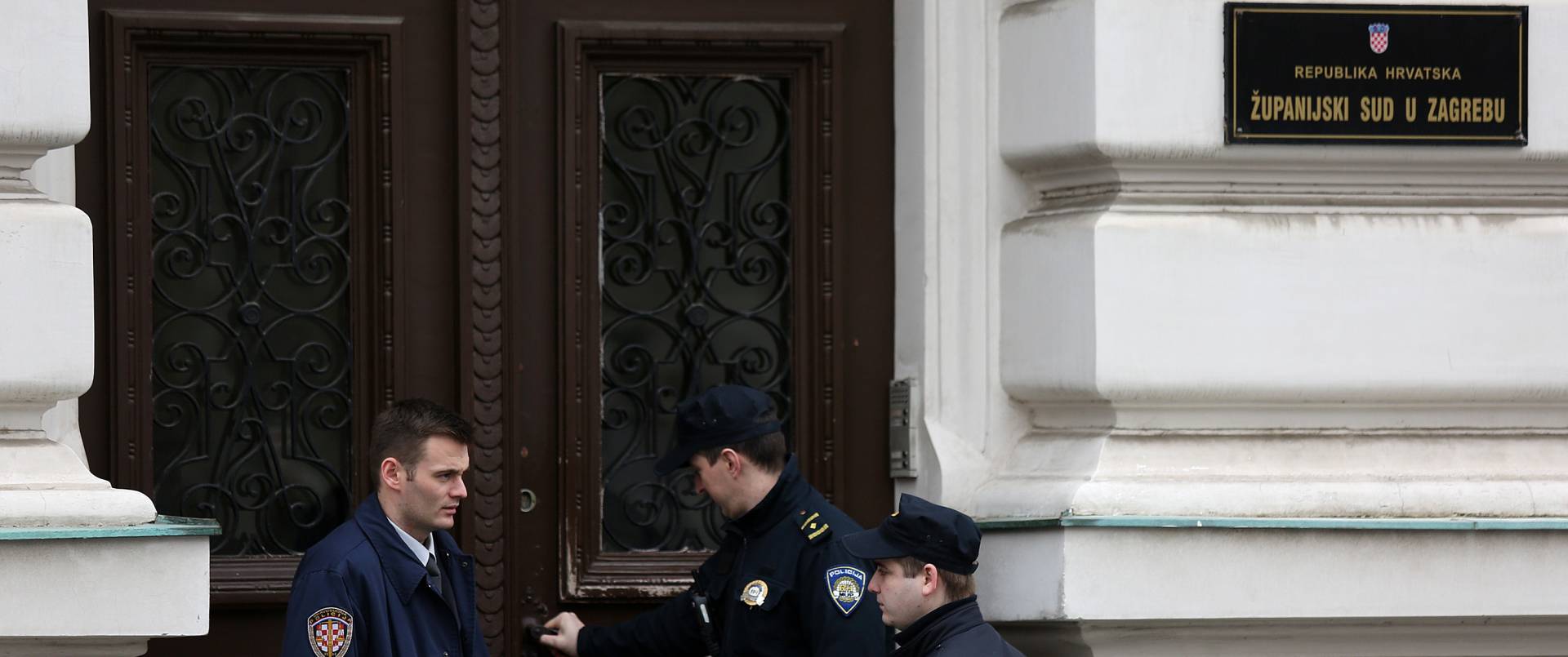 12.02.2015., Zagreb - Zupanijski sud u Zagrebu zaprimio je iza 9 sati dojavu o bombi. Prekinuti su svi sudski postupci u tijeku, te su djelatnici evakuirani iz zgrade suda, dok se ne provjeri dojava.
Photo: Borna Filic/PIXSELL