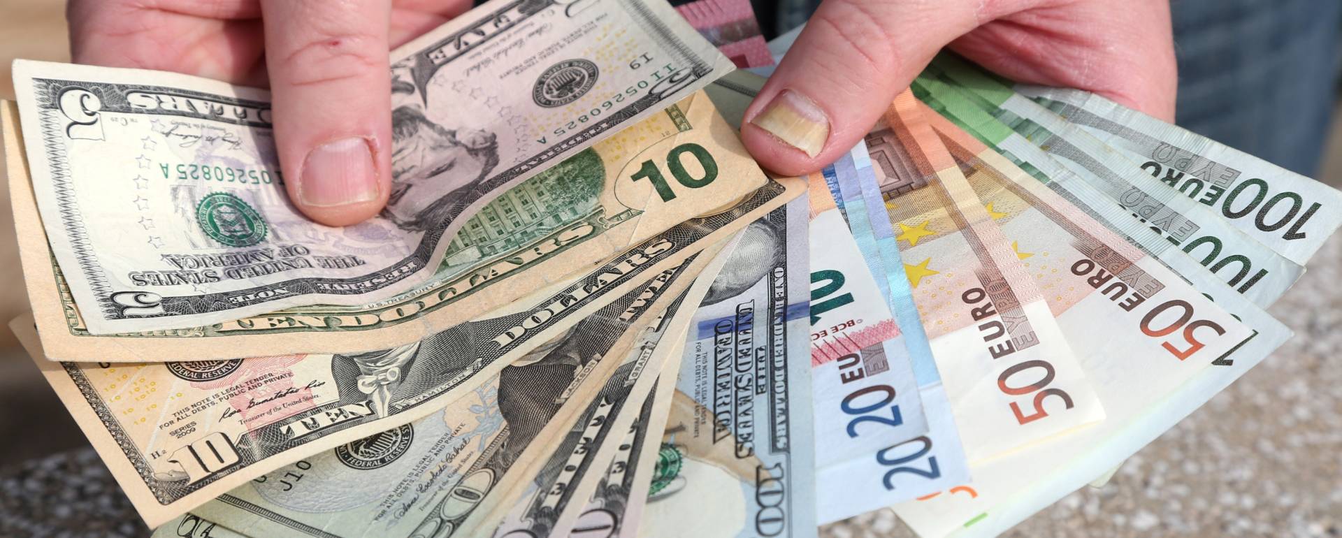 18.03.2015., Sibenik - Trzisni analiticari procjenjuju da ce vrijednost eura i americkog dolara uskoro biti izjednacena te da bi europska valuta mogla dodatno oslabjeti.
Photo: Dusko Jaramaz/PIXSELL