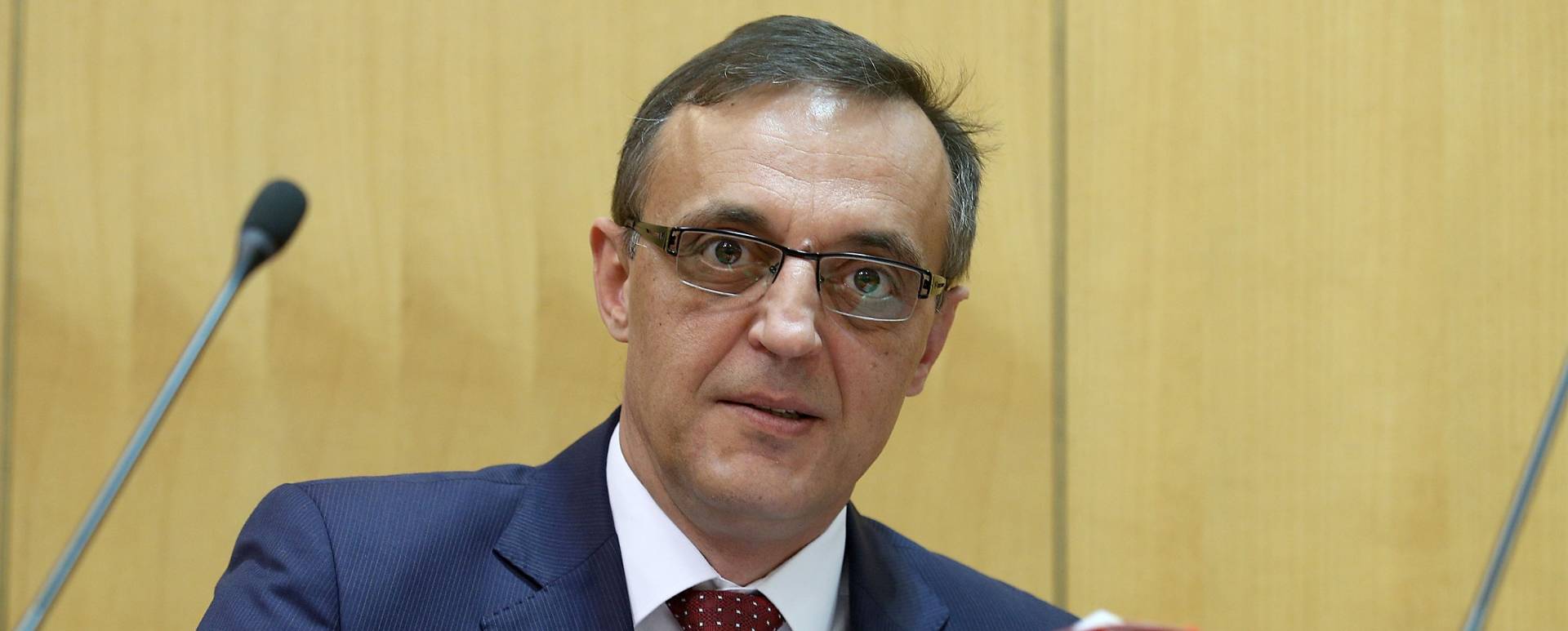 23.04.2015., Zagreb - Sabor RH nastavio je 17. sjednicu raspravom o zakonu o komasaciji poljoprivrednog zemljista.  Tihomir Jakovina.
Photo: Patrik Macek/PIXSELL