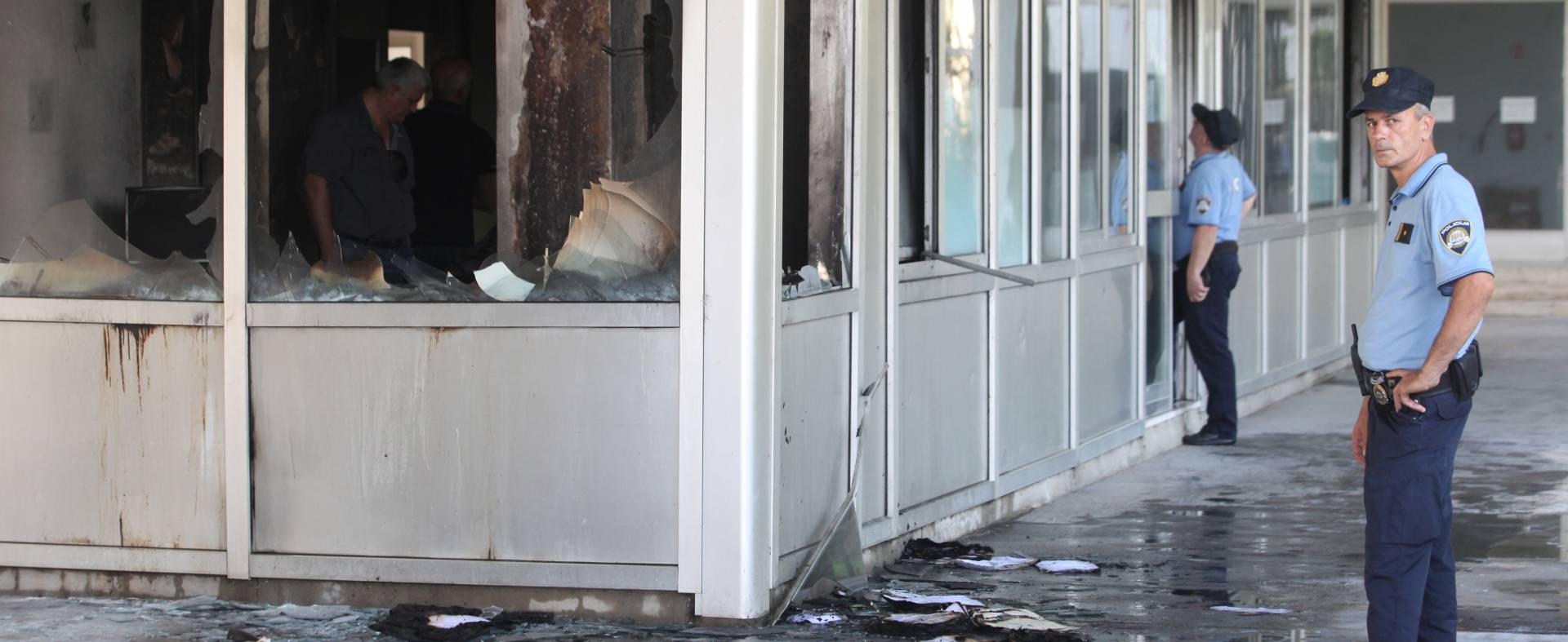 08.062015., Split - U pozaru u HZZO-u izgorjelo je oko 100 kvadrata kancelarijskih prostora, ozlijedjenih nema. Vatrogasci su brzom intervencijom ugasili pozar. Policija je vrlo brzo nakon dogadjaja uhitila osumnjicenika. 
Photo: Miranda Cikotic/PIXSELL