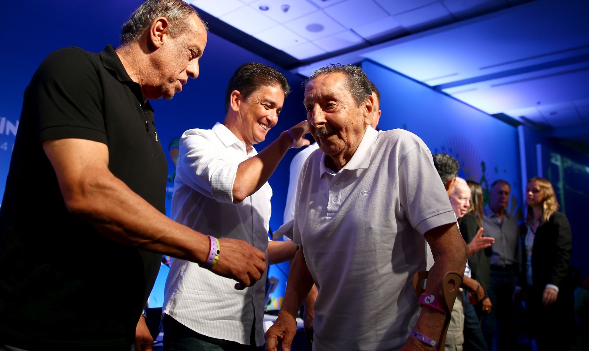 COSTA DO SAUIPE, BAHIA - DECEMBER 05:  Alcides Ghiggia (L) greets Carlos Alberto Torres on stage after the FIFA World Cup Ambassadors Press Conference during a media day ahead of the 2014 FIFA World Cup Draw at Costa do Sauipe Resort on December 5, 2013 in Costa do Sauipe, Brazil.  (Photo by Clive Mason/Getty Images)