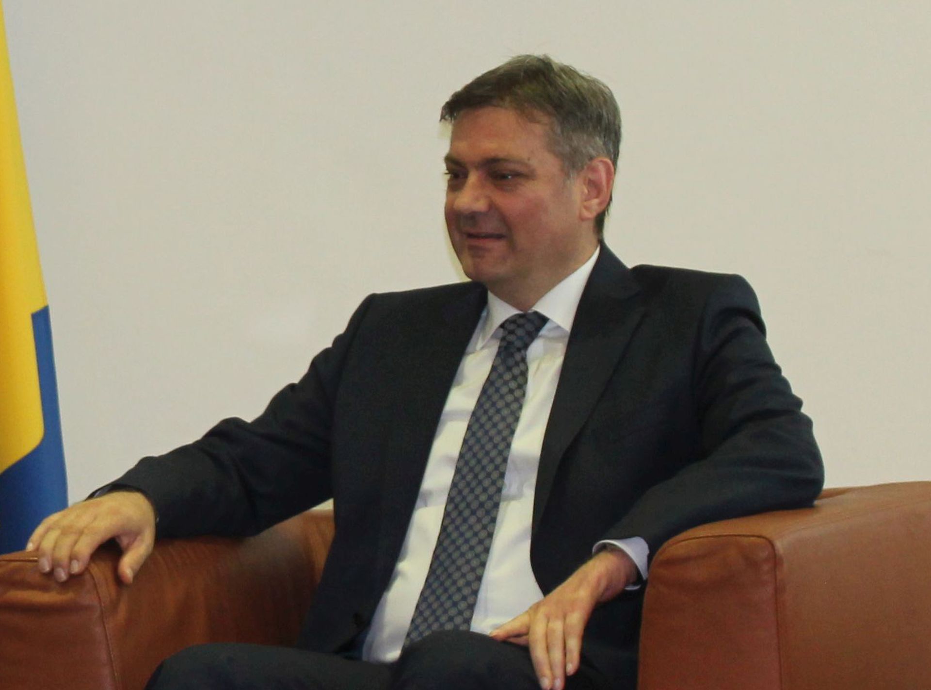 Sarajevo, 12.7.2015 - Vlasti Bosne i Hercegovine i Srbije neæe dopustiti da napad na srbijanskog premijera Aleksandra Vuèiæa utjeèe na dobre odnose dviju drave, rekao je u nedjelju ministar vanjskih poslova BiH Igor Crnadak u izjavi s talijanskim kolegom Paolom Gentilonijem koji pozdravlja to su izgred osudile Majke Srebrenice i to je Vuèiæ vrata za suradnju s BiH ostavio otvorenima. 
foto HINA/ vm.gov.ba / i