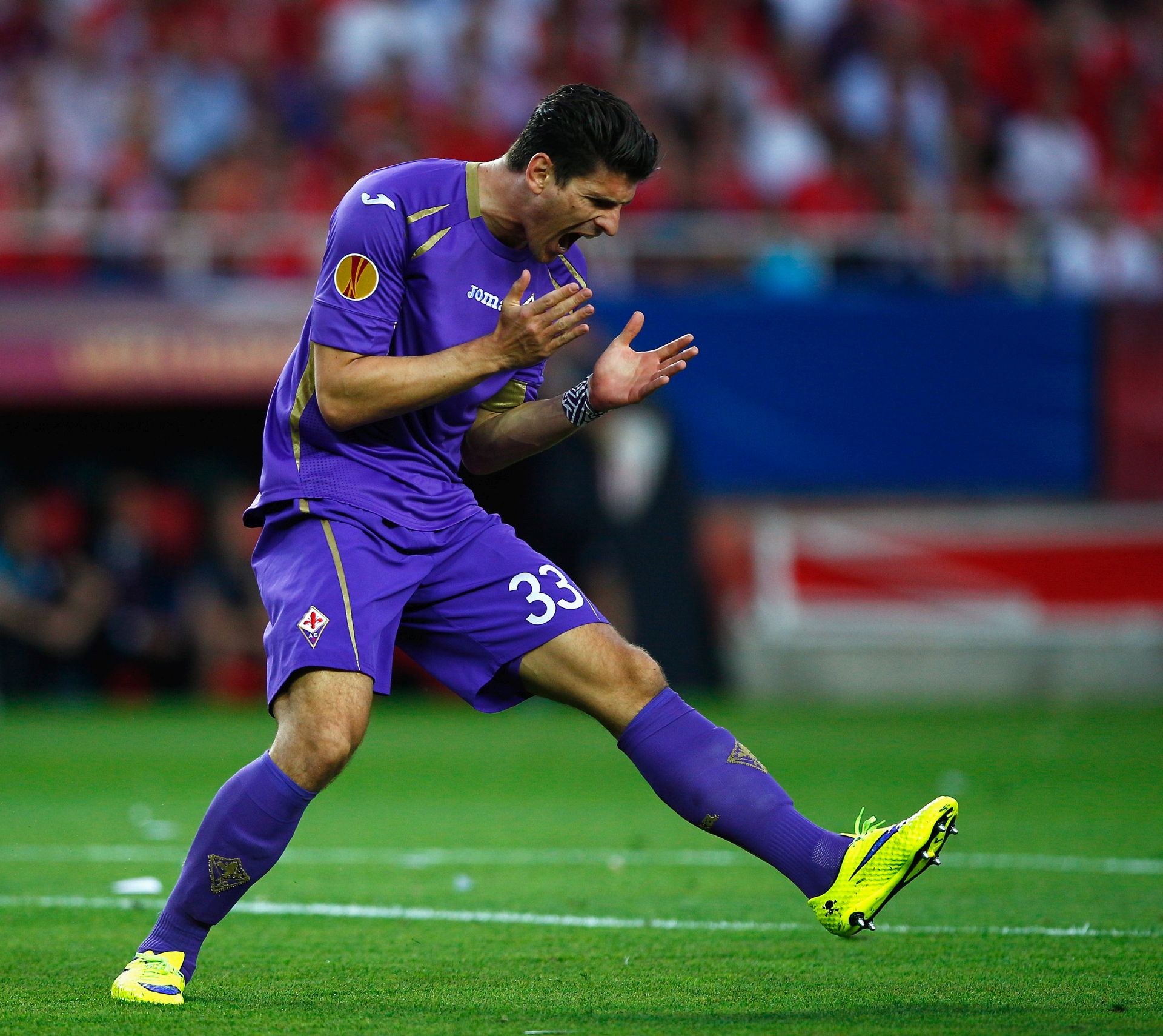 SEVILLE, SPAIN - MAY 07: Mario Gomez of Fiorentina reacts after failing to score during the UEFA Europa League Semi Final first leg match between FC Sevilla and ACF Fiorentina at Estadio Ramon Sanchez Pizjuan on May 7, 2015 in Seville, Spain.  (Photo by Gonzalo Arroyo Moreno/Getty Images)