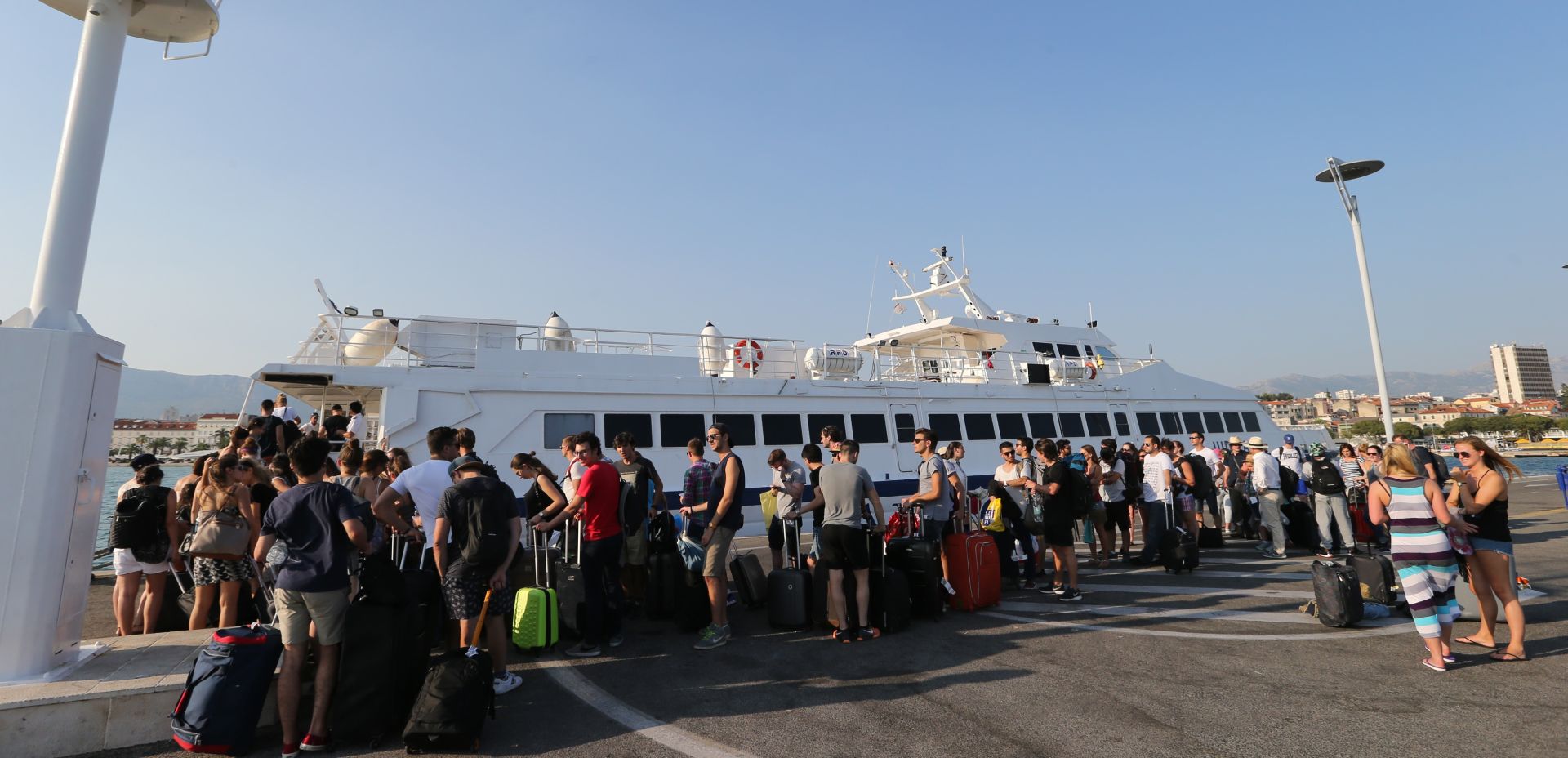 20.07.2015., Split - Ukrcaj putnika na Jadrolinijin katamaran za otok Hvar. 
Photo: Ivo Cagalj/PIXSELL