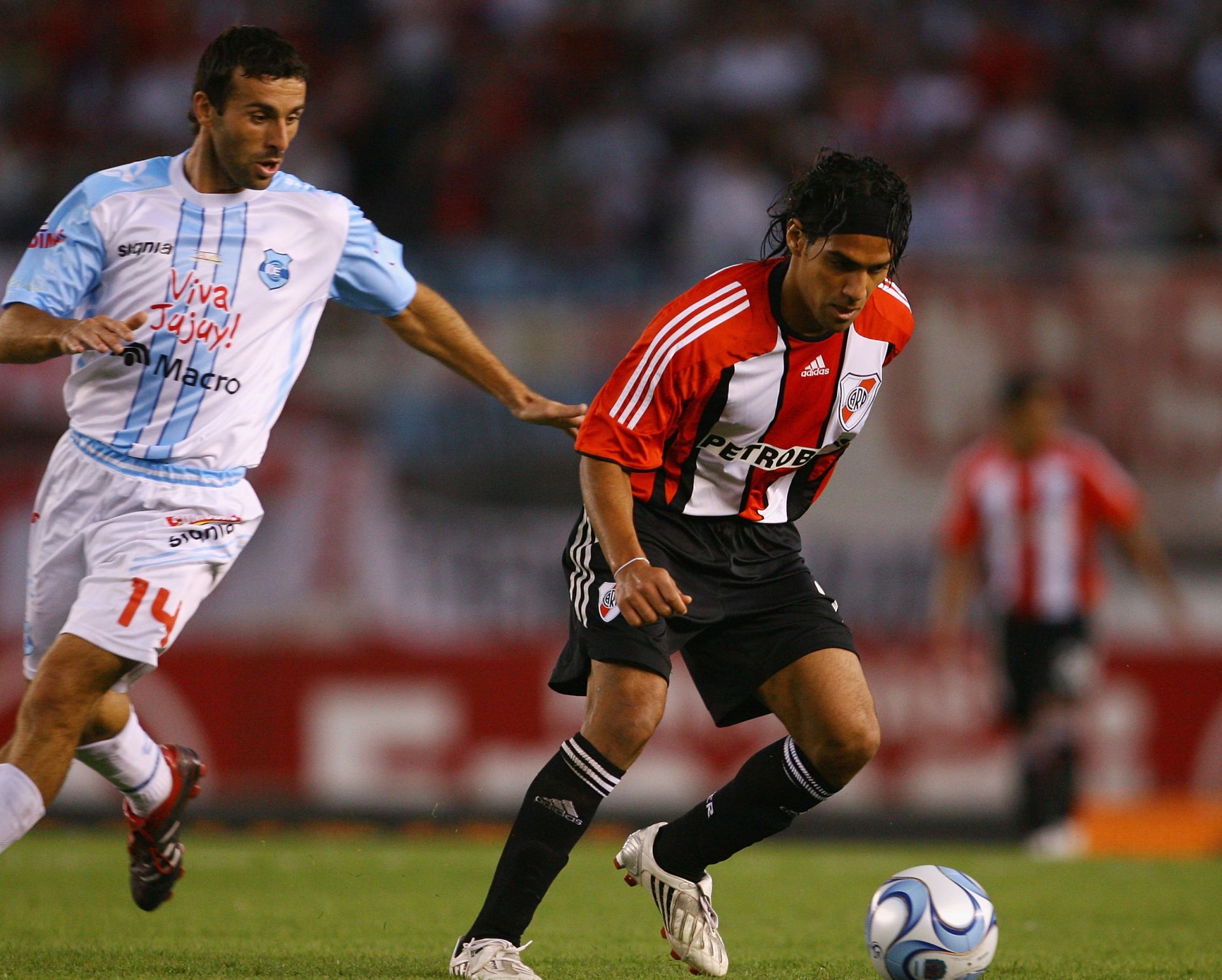 BUENOS AIRES, ARGENTINA - FEBRUARY 10:  Radamel Falcao Garcia Zarate of River Plate holds the ball from Silvio Iuvale of Gimnasia de Jujuy during the Primera Division closing season match between River Plate and Gimnasia de Jujuy at the Estadio Monumental on February 10, 2008 in Buenos Aires, Argentina.  (Photo by Julian Finney/Getty Images)