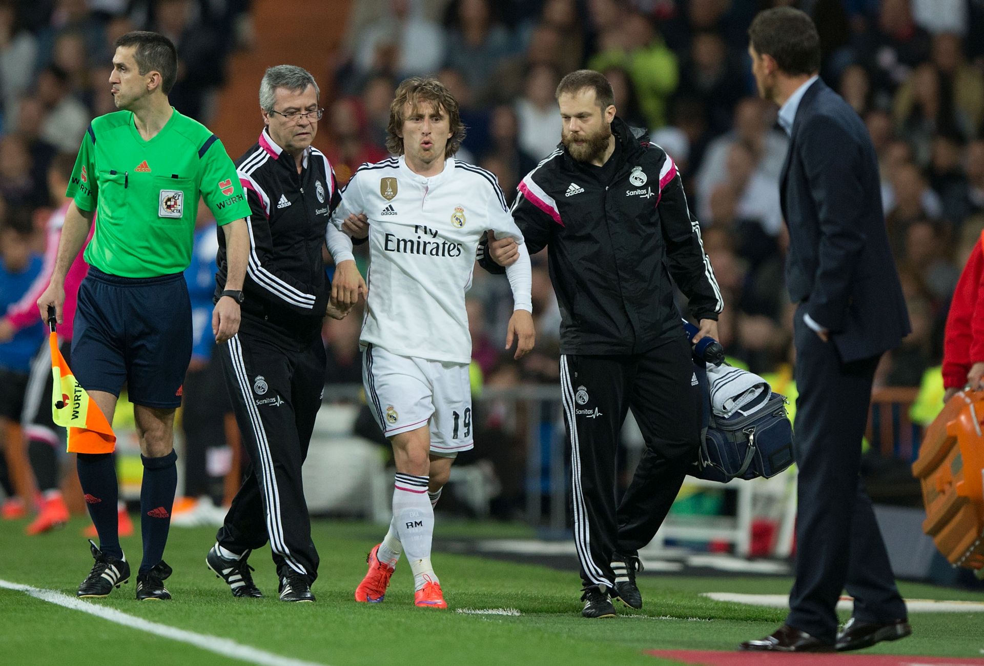 MADRID, SPAIN - APRIL 18:  Luka Modric of Real Madrid CF leaves the pitch after being damaged during the La Liga match between Real Madrid CF and Malaga CF at Estadio Santiago Bernabeu on April 18, 2015 in Madrid, Spain.  (Photo by Gonzalo Arroyo Moreno/Getty Images)