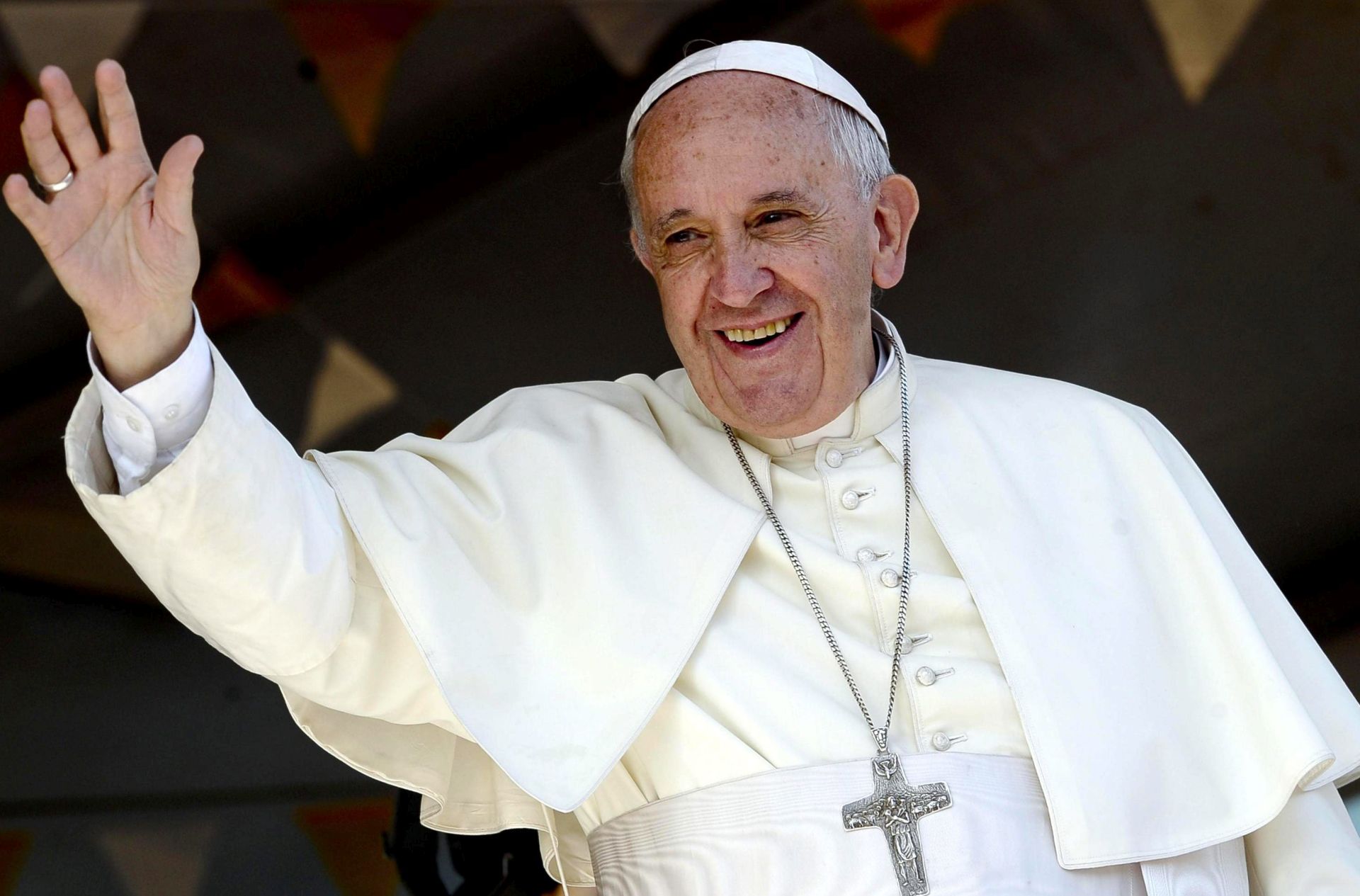 epa04844370 Pope Francis smiles during his visit to Banado Norte, a marginal neighborhood in Asuncion, Paraguay, 12 July 2015. Pope Francis is in Paraguay as part of his Latin American tour which runs until 12 July.  EPA/CIRO FUSCO
