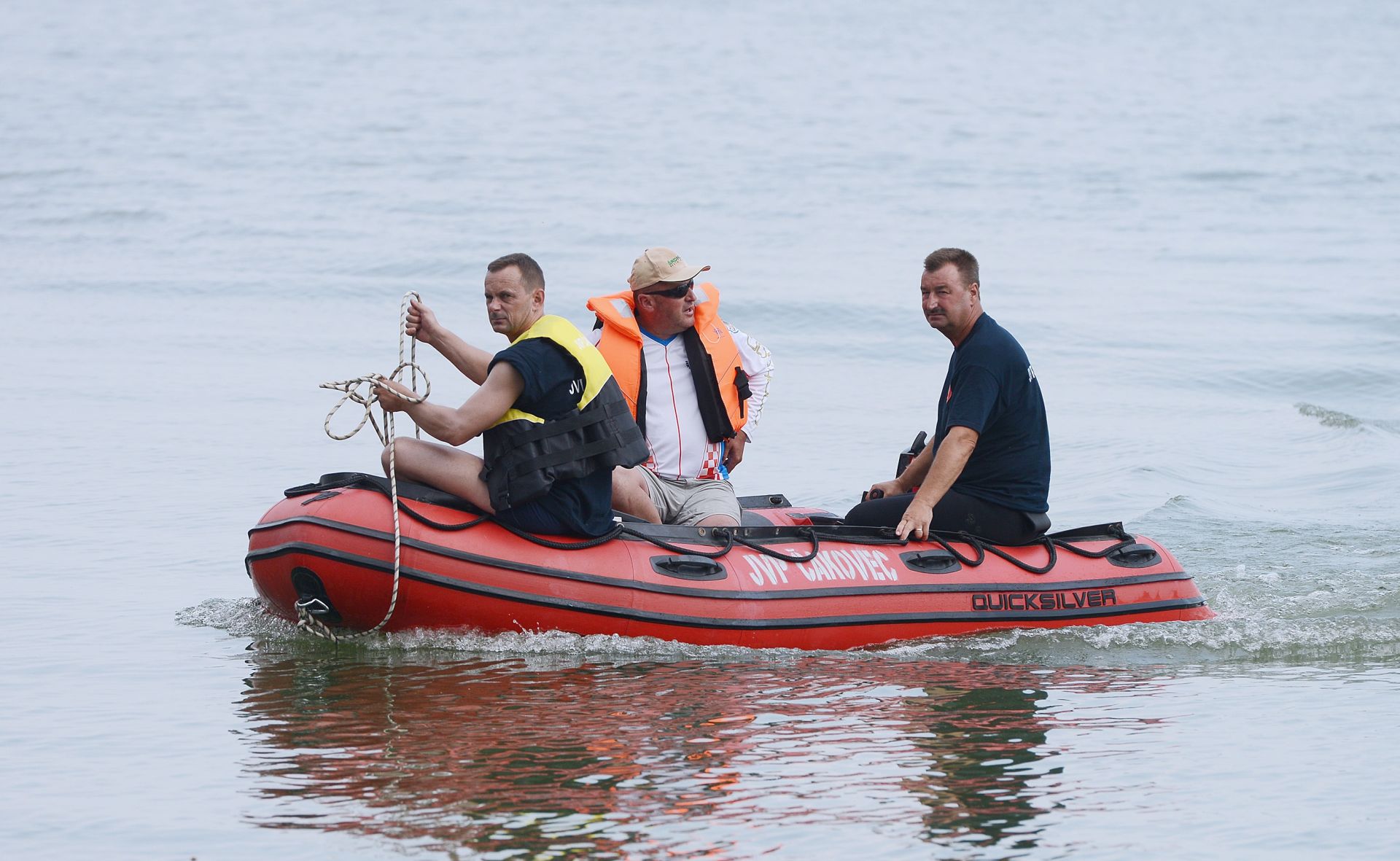 08.07.2015., Prelog - Treci dan traje potraga za Ivanom i Patrikom Fogadic. Djelatnici Javne vatrogasne postrojbe sonarom su pretrazili jezero HE Donja Dubrava, kanal HE Cakovec i stari tok rijeke Drave. I danasnja potraga je zavrsila bez rezultata. Photo: Marko Jurinec/PIXSELL
