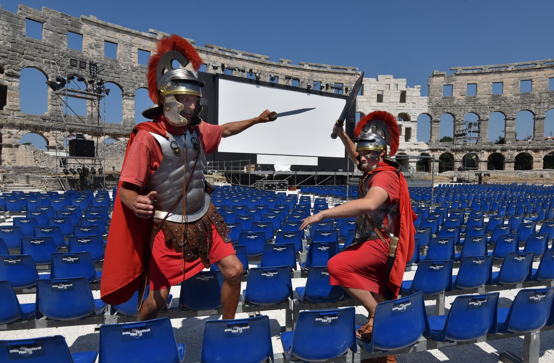 17.07.2015., Pula - Traju posljednje pripreme uoci otvorenja 62. filmskog festivala, najstarijeg nacionalnog festivala s najvecim prosjecnim brojem gledatelja po filmu. Rimske legionare sutra ce zamijeniti filmski legionari u borbi za zlatnu arenu.
 Photo: Dusko Marusic/PIXSELL