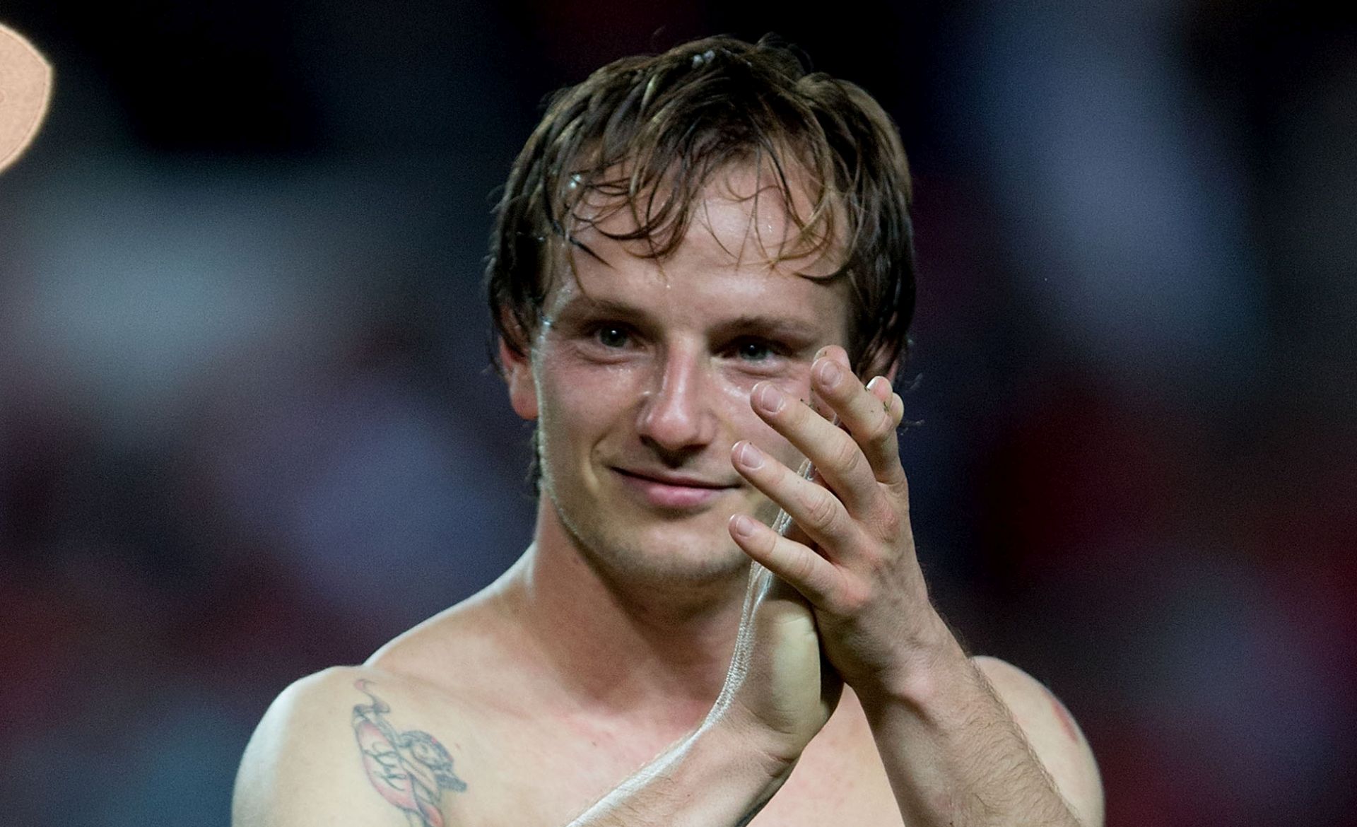 SEVILLE, SPAIN - APRIL 11:  Ivan Rakitic (R) of FC Barcelona greets Sevilla FC fans after the La Liga match between Sevilla FC and FC Barcelona at Estadio Ramon Sanchez Pizjuan on April 11, 2015 in Seville, Spain.  (Photo by Gonzalo Arroyo Moreno/Getty Images)