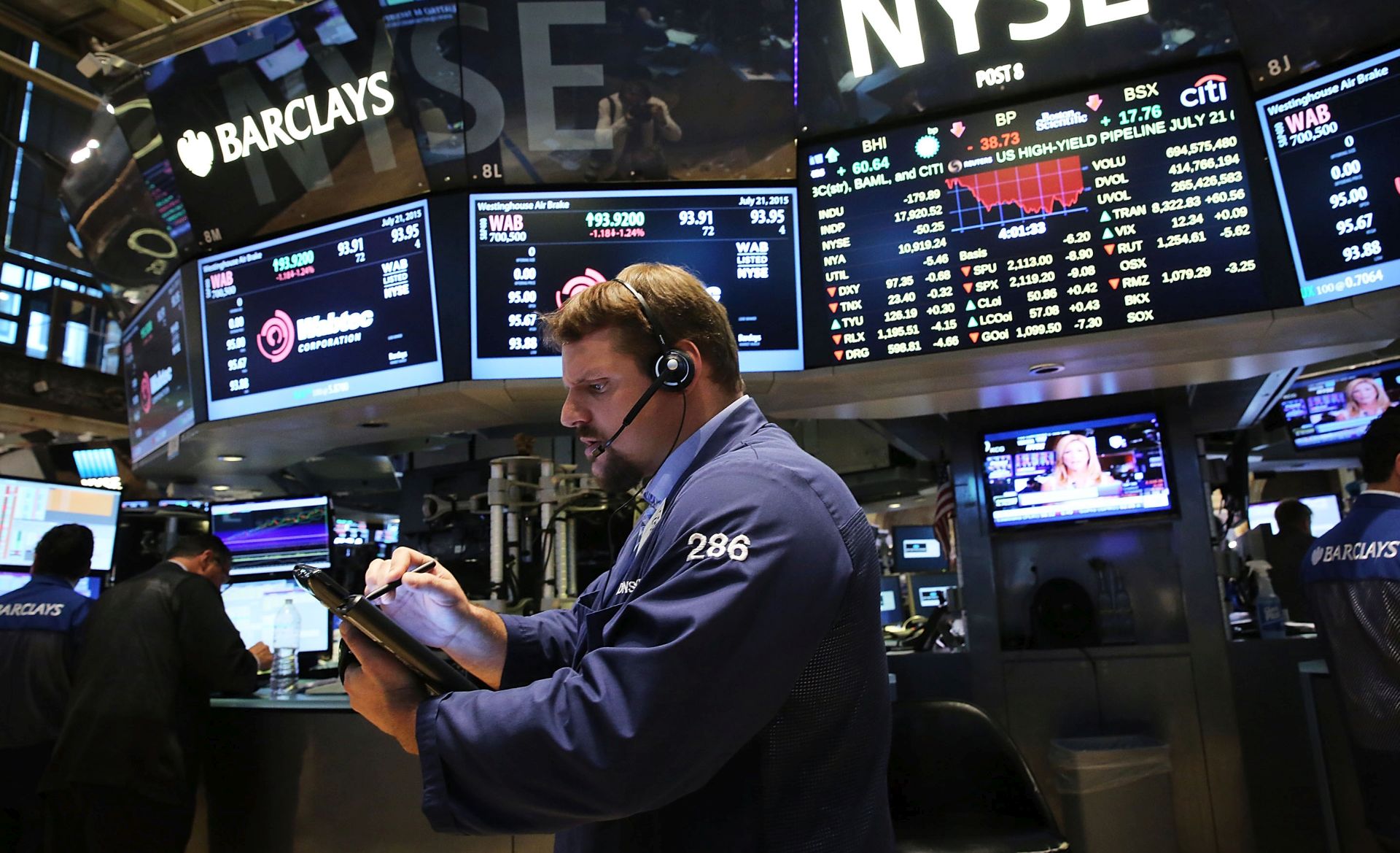 NEW YORK, NY - JULY 21:  A trader works on the floor of the New York Stock Exchange (NYSE) on July 21, 2015 in New York City. The Dow fell over 170 points partly on news that earnings at IBM and United Technologies plunged about 5.9 percent and 7 percent, respectively.  (Photo by Spencer Platt/Getty Images)