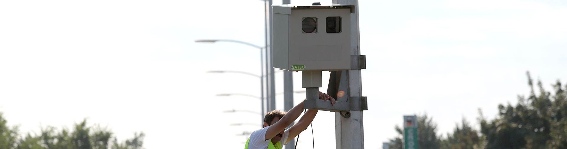 15.07.2015., Zagreb - Radnici postavljaju kameru za nadzor prometa na Slavonskoj aveniji. Nove kamere ce moci snimiti brzinu do 250 kilometara na sat, pokrivat ce dvije trake i oba smjera voznje, a osim prebrzih vozaca policija ce pomocu njih loviti i neregistrirana te ukradena vozila.
Photo: Patrik Macek/PIXSELL