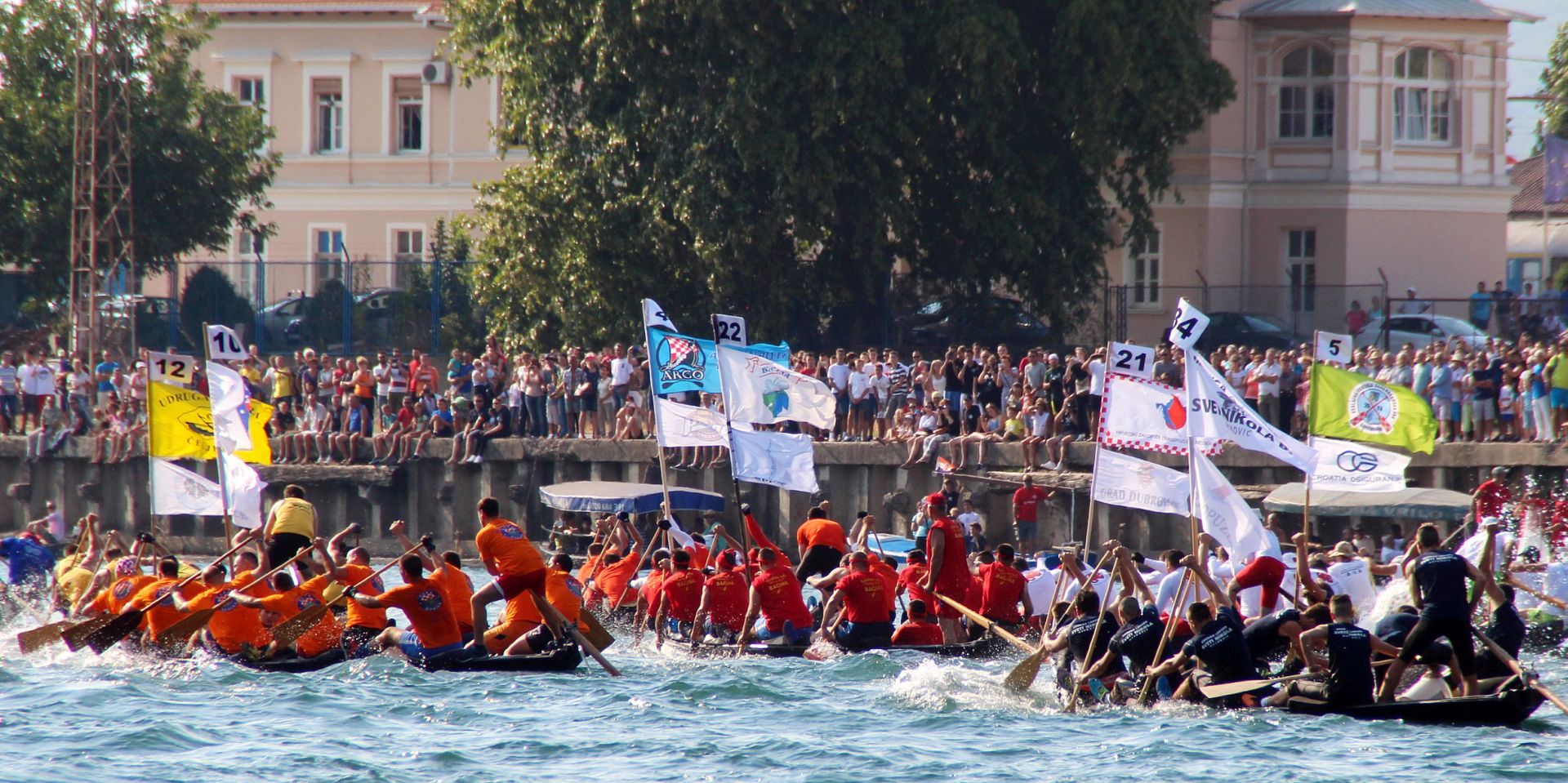 Metkoviæ, 08.08.2015 - Maraton laða, 18. po redu, startao je u sobotu poslijepodne  oko 17 sati ispod mosta u Metkoviæu, a posebnim tzv. predsejdnièinim brodom natejcanja 40 posada laðara  prati i predsjednica Republike Kolinda Grabar Kitaroviæ koja je i pokoroviteljica ove manifestacije.

foto HINA/ ds