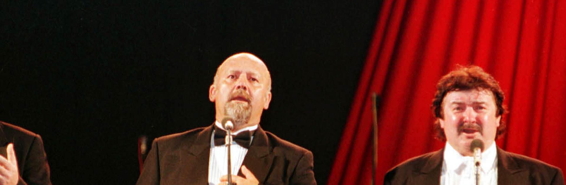 Zagreb, 28.8.2015. - Krunoslav Cigoj, hrvatski operni pjevaè, preminuo je u èetvrtak u svom domu u Zagrebu nakon duge i teke bolesti u 67. godini. Na arhivskoj fotografiji od 9.8.1998. godine Krunoslav Cigoj (C), G. Zampieri i J. Lotric tijekom koncerta 'Tri tenora' u pulskoj Areni.
foto HINA / mm