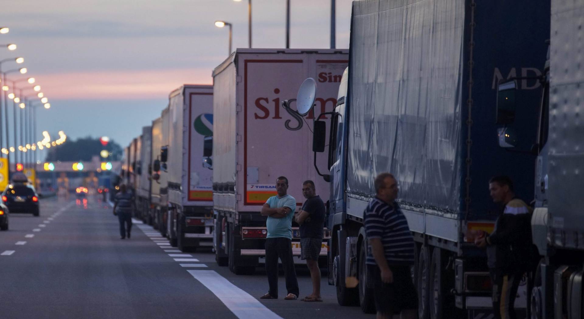 epa04944319 A picture made available on 23 September 2015 shows trucks queue on the Serbian side of the border between Serbia and Croatia near the border station on the main highway connecting Belgrade and Zagreb at Batrovci, Serbia, 22 September 2015. Protesting truck drivers have closed completely this main border crossing between Batrovci and Bajakovo after the Croatian government referring to the migration crisis closed the border stations for trucks between the two countries early 21 September.  EPA/Zoltan Balogh HUNGARY OUT