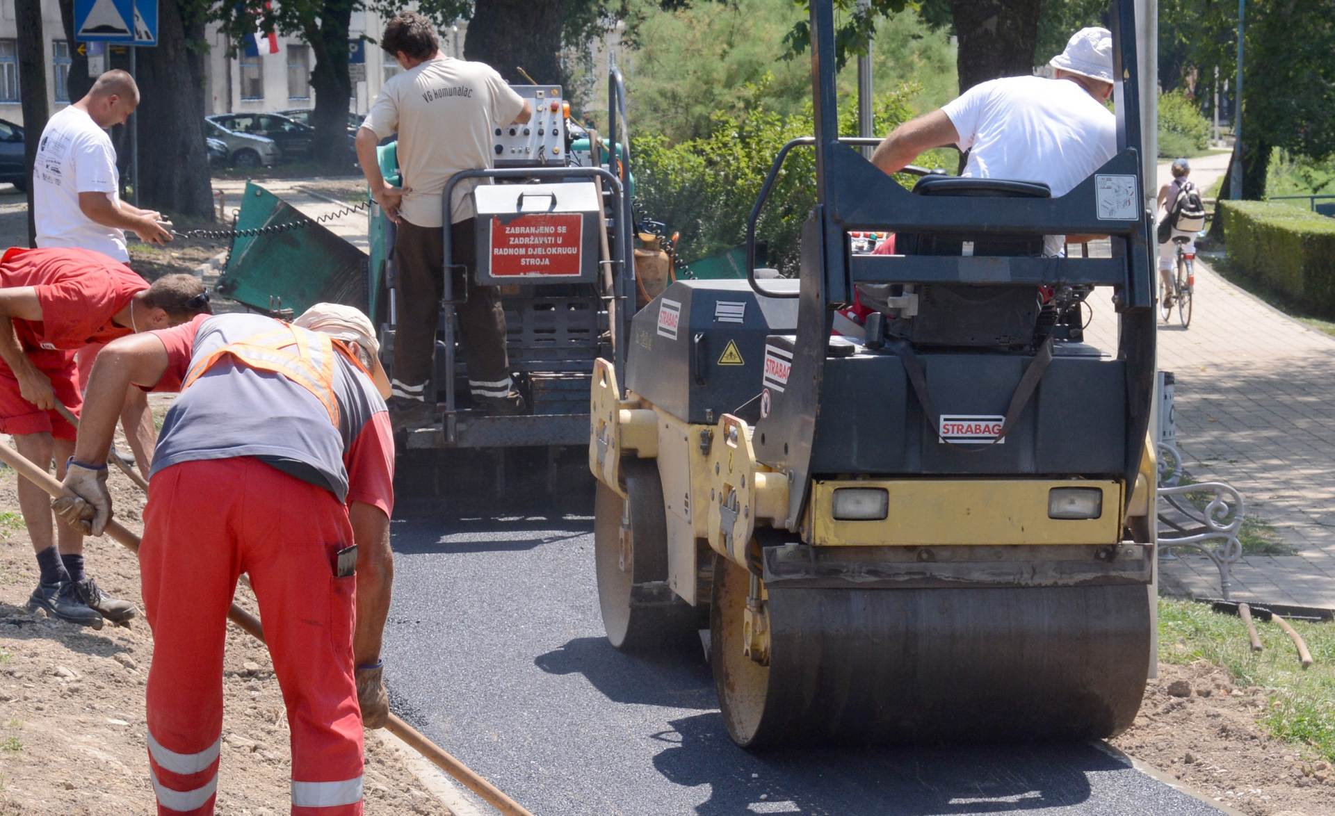 06.07.2015., Sisak - Nakon jednomjesecnih pripremnih radova zapocelo je asfaltiranje biciklisticke staze u Rimskoj ulici. Duzina staze je 500metara, a vrijednost radova oko 300 tisuca kuna. Photo: Nikola Cutuk/PIXELL