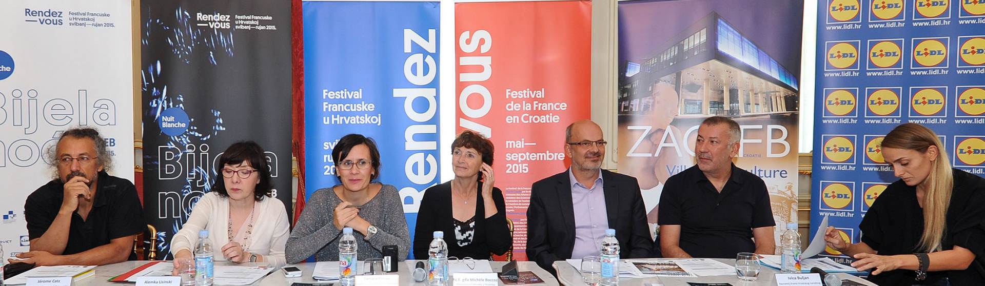 Zagreb, 22.9.2015.- Koncerti, ples, izlobe, performansi, svjetlosne i zvuène instalacije, inozemni i domaæi suvremeni umjetnici zauzet æe 26. rujna zagrebaèke javne prostore i u okviru Bijele noæi, od 16 sati do 4 sata ujutro, graðanima ponuditi besplatan "obilazak grada u ritmu umjetnosti". Na slici kustos izlobe Street art 2.0: Inovacija u srcu pokreta Jerome Catz, hrvatska izbornica Rendez-vous festivala Alemka Lisinski, pomoænica ministra kulture Tamara Periiæ, veleposlanica Francuske u Hrvatskoj Michele Boccoz, zamjenik proèelnika Gradskog ureda za obrazovanje, kulturu i sport Grada Zagreba Tedi Luetiæ i Ravnatelj Drame HNK Ivica Buljan tijekom tiskovne konferencije.
foto HINA/ Rendez-vous festival/ Nina Djurdjevic/ ua