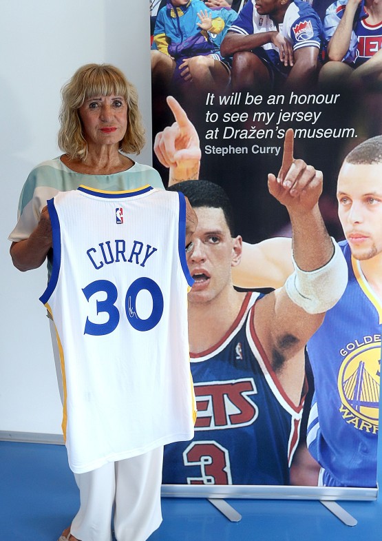 04.09.2015., Zagreb - Biserka Petrovic s dresom NBA prvaka i MVP-a Stephena Curryja koji je osobno poslao muzeju Drazena Petrovica. Photo: Goran Stanzl/PIXSELL