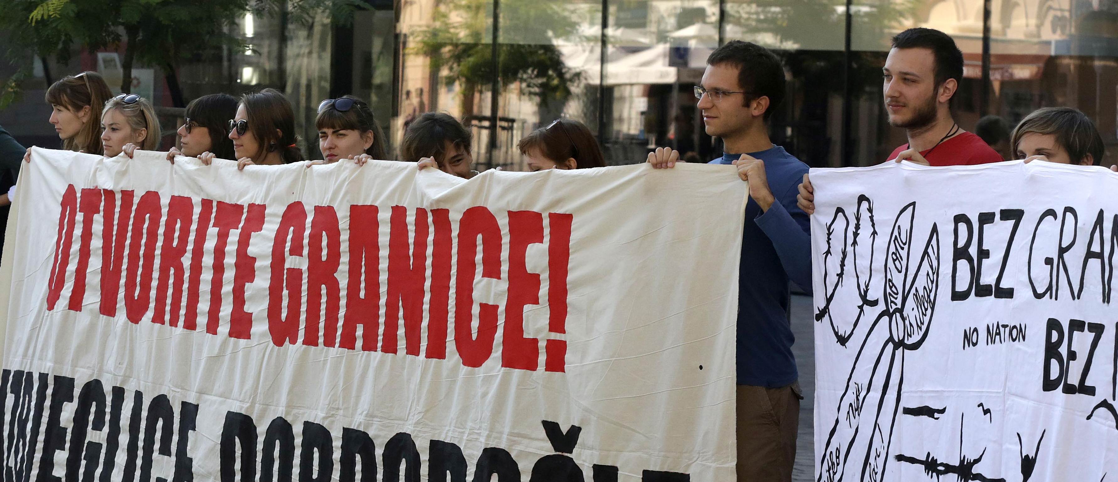 Zagreb, 12.9.2015.- U povodu obiljeavanja Dana solidarnosti s izbjeglicama refugeeswelcome, Baza za radnièku inicijativu i demokratizaciju, Centar za mirovne studije, Drutvo Afrikanaca u Hrvatskoj, Inicijativa No border, Udruga KOMA, Pravo na grad i NK Zagreb 041 te Zelena akcija organizirali su na Trgu Europe konferenciju za medije "Otvorite granice!". 
foto HINA/ Denis CERIÆ/ ua