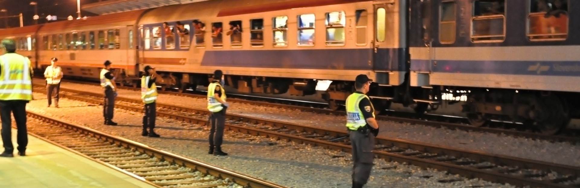 Ljubljana, 17.9.2015 - Slovenska pogranièna policija u èetvrtak naveèr je malo nakon 19 sati u Dobovi, na slovenskoj strani granice s Hrvatskom, zaustavila meðunarodni vlak Beograd-Ljubljana i iz njega izdvojila 200 do 250 osoba za koje se sumnja da su izbjeglice i migranti. 
foto HINA/ STA/ Rasto Boiè/ ua