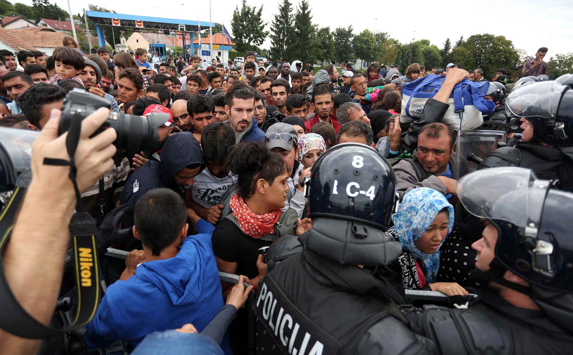19.09.2015., Harmica - Slovenska policija pocela je pustati izbjeglice u Sloveniju u grupama. Autobusima ih prevoze prema registracijskom centru u Brezicama. Photo: Borna Filic/PIXSELL