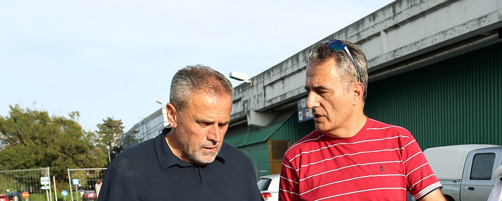 17.09.2015., Zagreb - Na Zagrebackom velesajmu kod ulaza Zapad 2 paviljoni 1 i 2 uzurbano se pripremaju za prihvat izbjeglica. Na Zagrebacki velesajam vec veceras moci ce pristici 1500 izbjeglica, a za 48 sati paviljoni ce biti spremni za prihvat 3000 ljudi. Osim 2600 pripremljenih madraca, postavit ce se 40 prijenosnih WC-a, 26 tuseva i 26 lavaboa za ruke. Pavle Kalinic, procelnik Gradskog ureda za upravljanje u hitnim situacijama, i Milan Bandic, gradonacelnik. 
Photo: Goran Jakus/PIXSELL