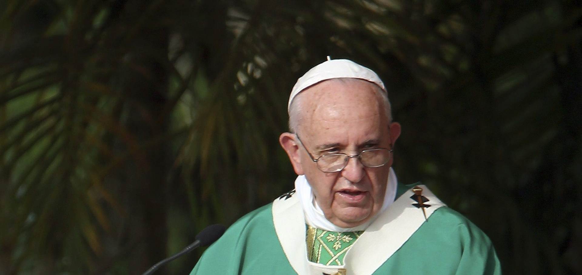 epa04940393 Pope Francis (R) leads the Sunday Mass in the Revolution Plaza in Havana, Cuba, 20 September 2015. Pope Francis is on a four-days visit to Cuba, in a journey that will also take him to the US, the two countries that benefited from his support towards restoring diplomatic relations.  EPA/Alejandro Ernesto