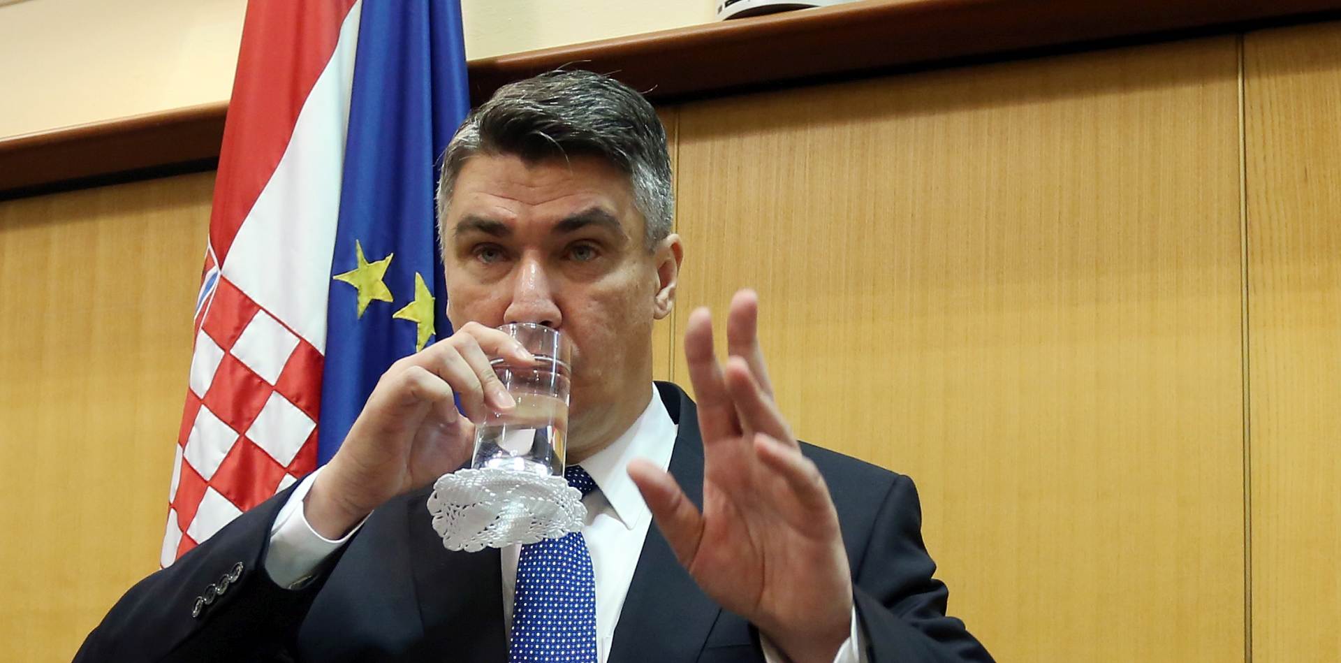 Zagreb, 16.09.2015 - Posljednja sjednica 7. saziva Hrvatskog sabora poèela je aktualnim prijepodnevom u kojem ministri odgovaraju na pitanja zastupnika. Na slici premijer Zoran Milanoviæ.

foto HINA/ Damir SENÈAR /ds