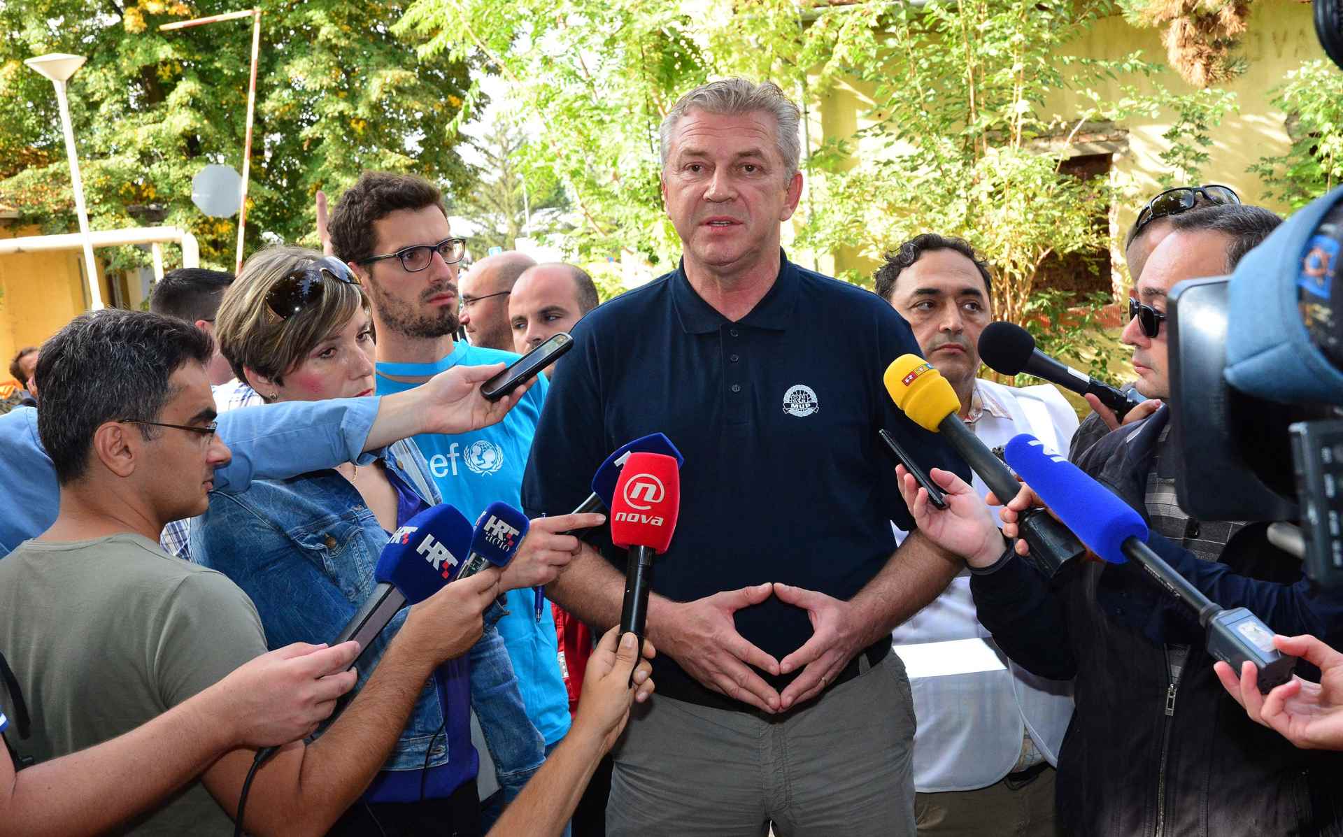 19.09.2015. Beli Manastir - Predsjednik Vlade Republike Hrvatske Zoran Milanovic i ministar unutarnjih poslova Ranko Ostojic posjetili su krizni stozer i prihvatni centar za izbjeglice u bivsoj vojarni u Belom Manastiru.
Photo: Ivica Galovic/ PIXSELL