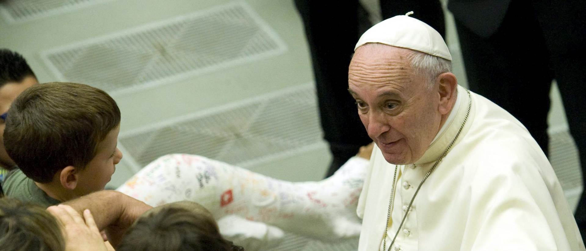 epa04926819 Pope Francis shakes hands with children taking part in an audience for managers and employees of the Banca di Credito Cooperativo of Rome in the Paul VI hall, Vatican City, 12 September 2015.  EPA/GIORGIO ONORATI
