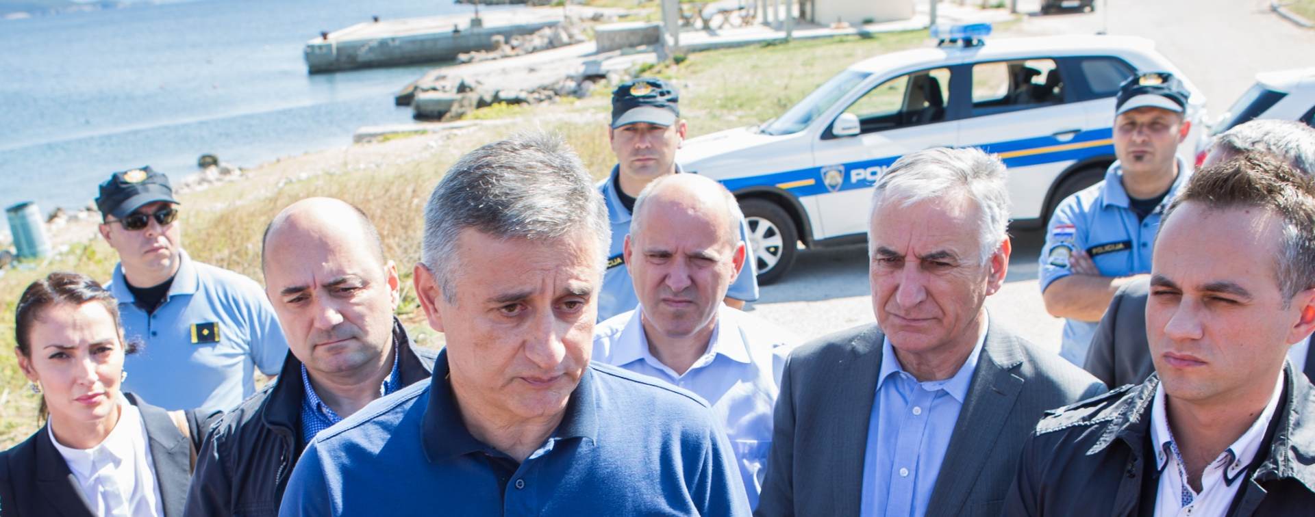 29.09.2015., Poluotok Prevlaka, Konavle - Predsjednika HDZ-a Tomislava Karamarka trebao je obici poluotok Prevlaku na jugu Hrvatske. Tamo ga je docekala policijska blokada, pa je najavljeni obilazak izostao, a on je izjavu za novinare dao na cesti nadomak ulaza u Park Prevlaku. 
Photo: Grgo Jelavic/PIXSELL