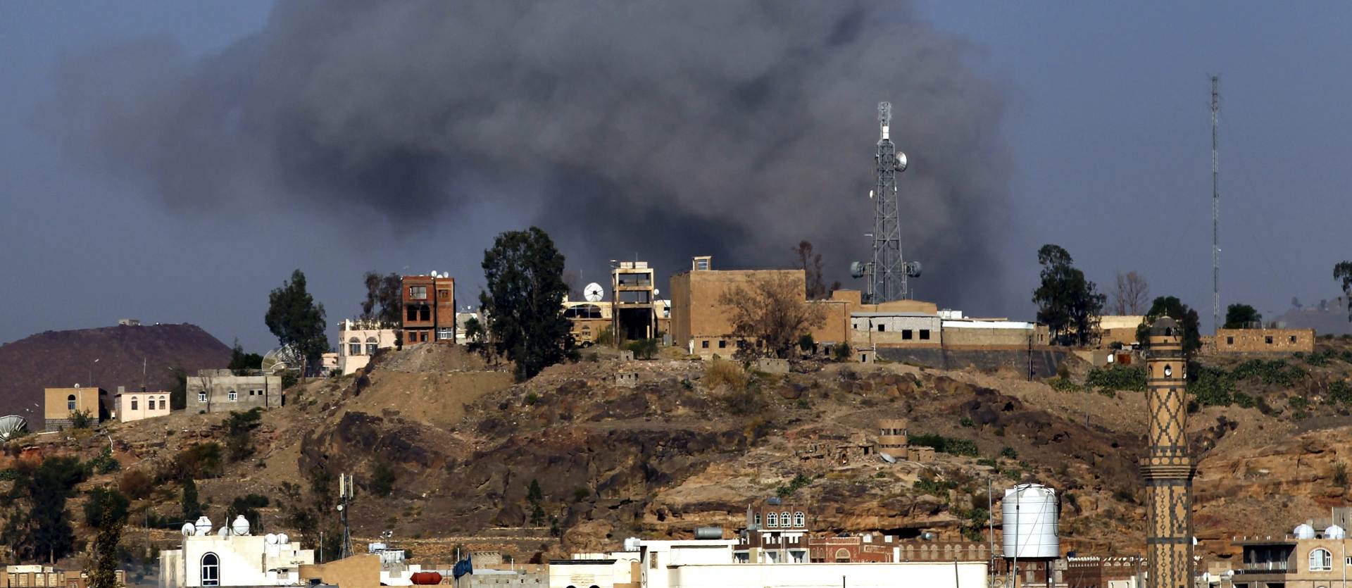 epa04943293 Smoke billows from a Houthi-held military base following airstrikes carried out by the Saudi-led coalition in Sana'a, Yemen, 22 September 2015. The Saudi-led air campaign is targeting areas held by Houthi rebels who control large parts of the impoverished country, including Sana'a. More than 4,500 people have been killed in Yemen's conflict since March, UN agencies said.  EPA/YAHYA ARHAB