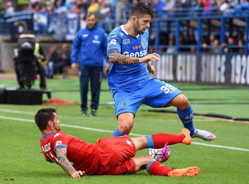 epa04928688 Empoli's forward Marko Livaja (R) in action against Napoli's midfielder Cristian Maggio (L) during the Italian Serie A soccer match between Empoli FC and SSC Napoli at Carlo Castellani Stadium in Empoli, Italy, 13 September 2015.  EPA/CLAUDIO GIOVANNINI