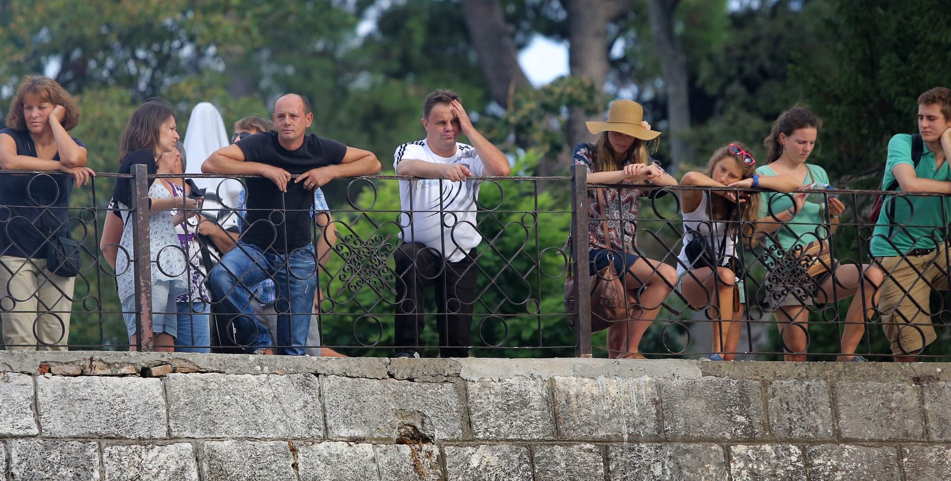 05.09.2012., Zadar - Turisti se odmaraju na starim zidinama grada na Poluotoku.
Photo: Filip Brala/PIXSELL