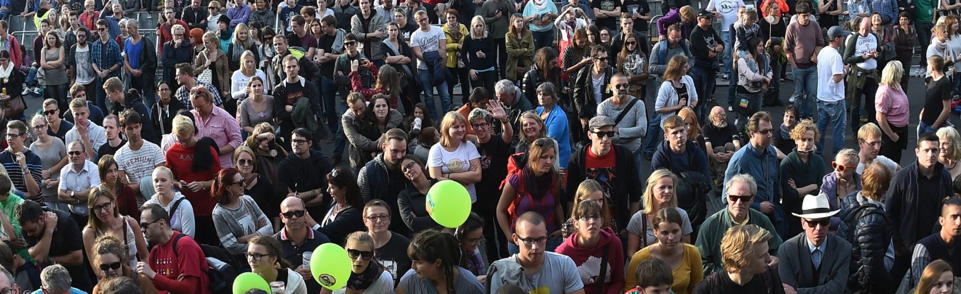 epa04961698 Thousands of people atttend the solidarity concert 'Voices for Refugees', at Heldenplatz, Vienna, 03 October 2015. Many Austrian and international artists and bands are playing for free to show solidarity with the refugees, who are seeking shelter in Austria and other European countries.  EPA/HERBERT P. OCZERET