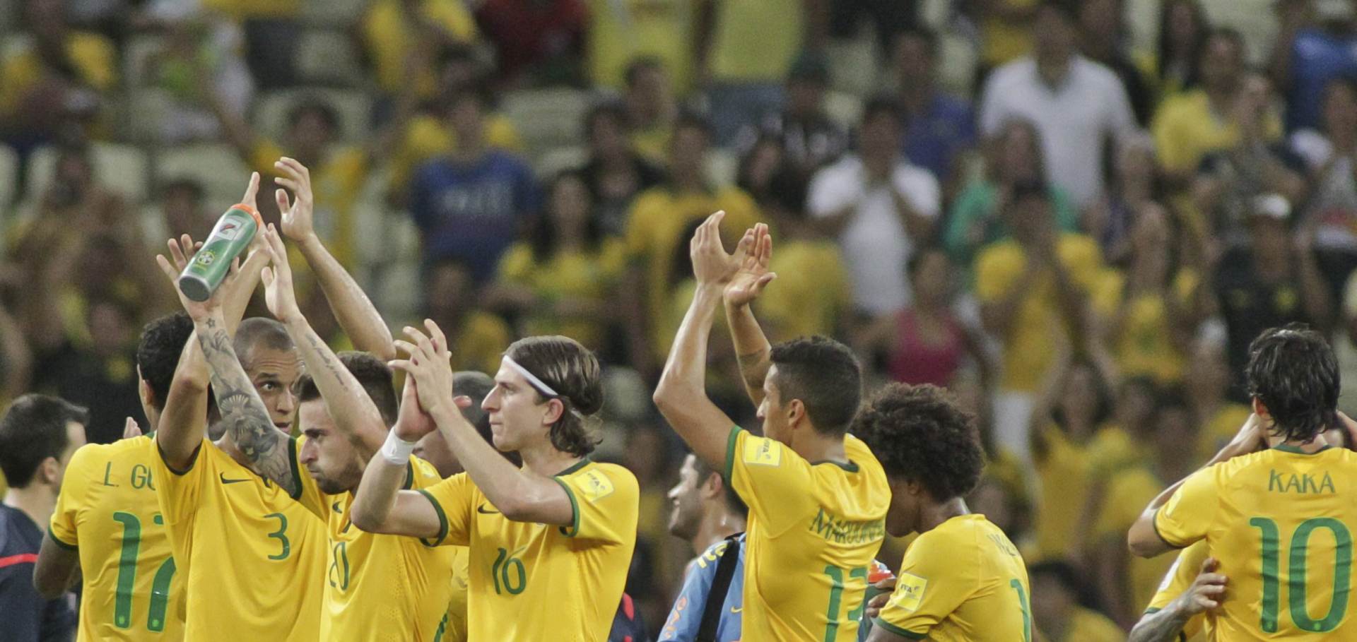 epa04976838 Brazilian players celebrate after winning against Venezuela, during their qualifying soccer match for the Russia 2018 World Cup, in Fortaleza, Brazil, 13 October 2015.  EPA/Marcelo Sayao
