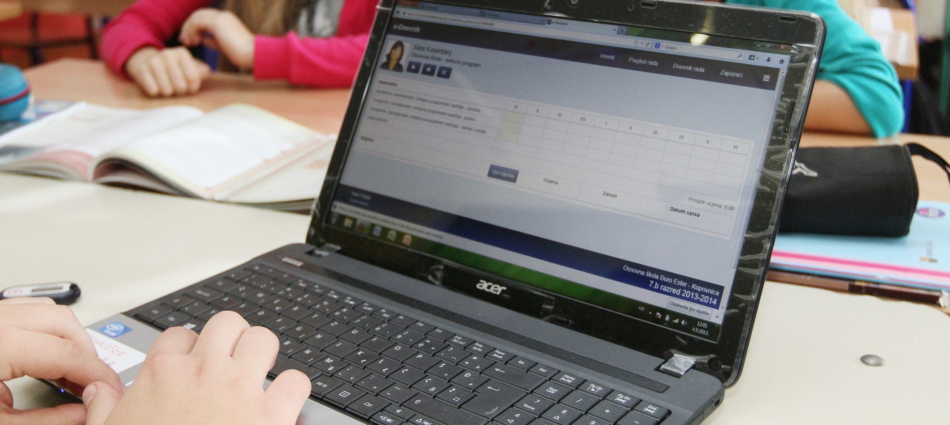04.09.2013., Koprivnica - Osnovna skola Djure Estera je jedna od cetiri obrazovne ustanove u kojima je zazivio projekt zamjene klasinih imenika e-imenicima. 
Photo: Marijan Susenj/PIXSELL
