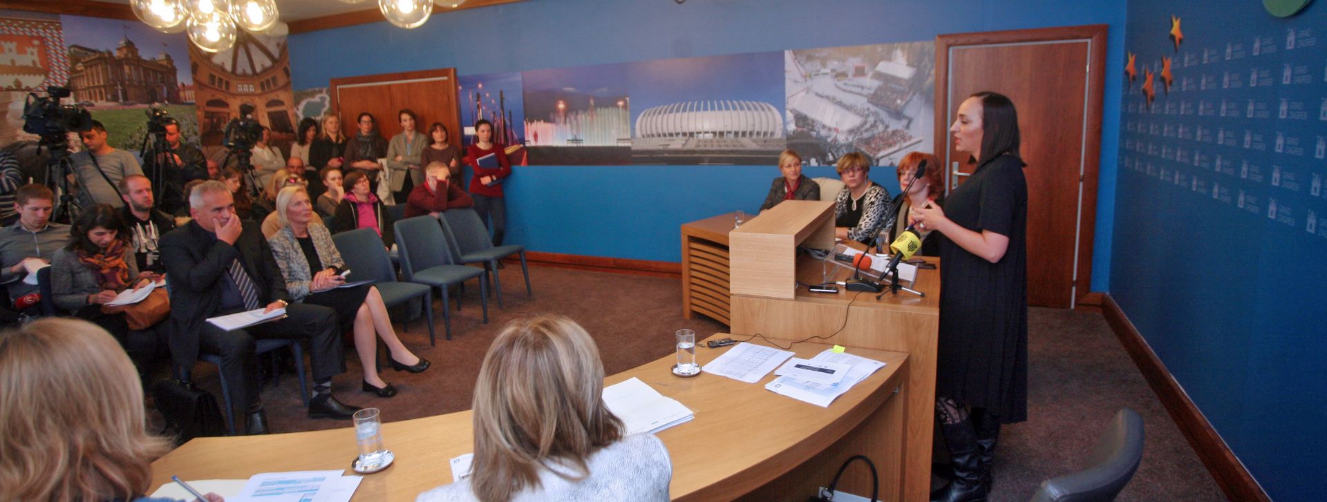 Zagreb, 30.10.2015.- U Gradskoj upravi, odrana je konferenciju za novinare na temu: Nove cijene komunalnih usluga. Na konferenciji su sudjelovali zamjenica gradonaèelnika Grada Zagreba Vesna Kusin, predsjednica Uprave Zagrebaèkog holdinga Ana Stojiæ Deban, voditeljica podrunice Zagrebparking Ana Preost, voditeljica podrunice Èistoæe Gordana Krajna, voditeljica podrunice ZET-a,  Ljuba Romèeviæ-gela i pomoænica direktorice Vodopskrbe i odvodnje Vesna Arar Marièiæ. 
Foto HINA/Mario ÆUIÆ/mæ